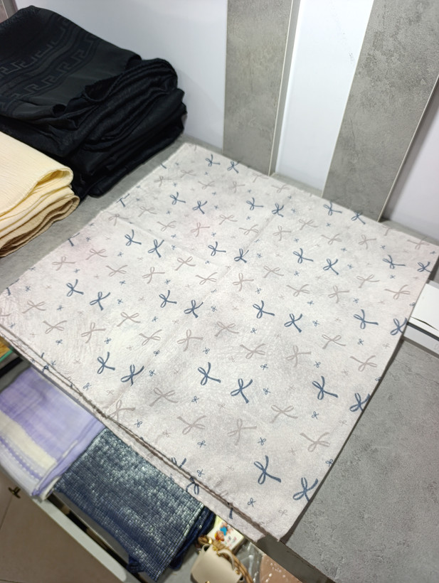 مینی اسکارف دخترانه مدل مارکدار آبی با رنگ طوسی پنبه نرم ترند کد 13148